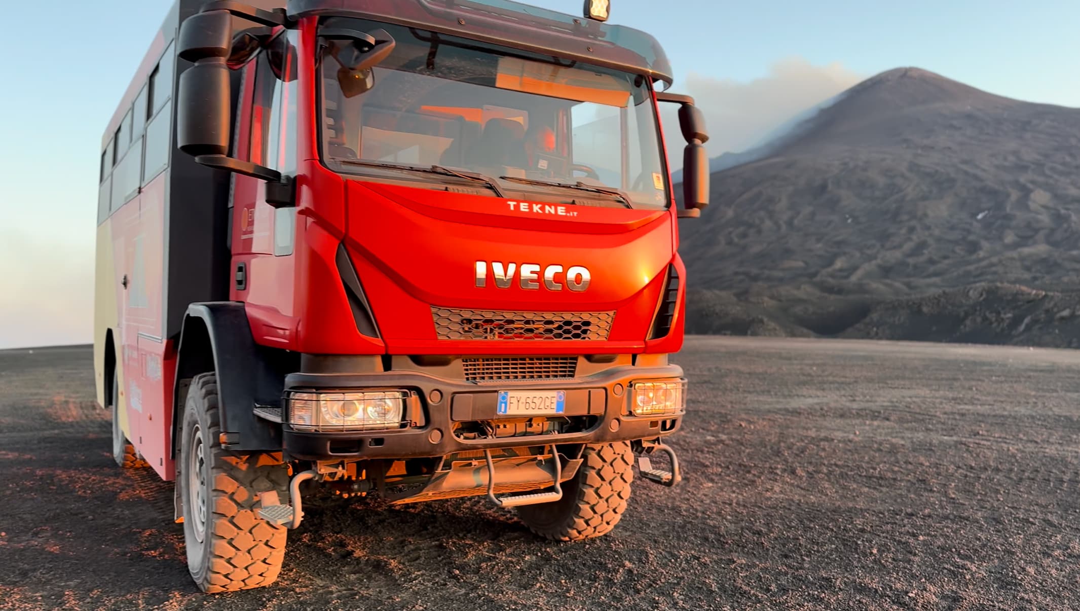 Il bus 4x4 sul deserto di cenere durante la salita